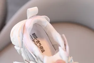 Nahaufnahme des atmungsaktiven weichen Netzfutters in einem weißen Mädchen-Sneaker
