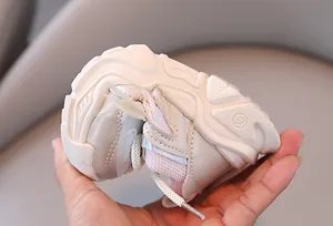 Detaillierte Makroansicht der flexiblen, weichen Sohle der leichten Mädchen-Mesh-Sneaker