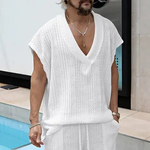 Détail du gilet en maille torsadée blanche pour homme avec col en V et coupe décontractée.
