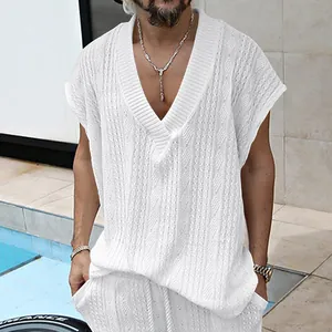 Vue détaillée de la texture en maille torsadée blanche et du col en V du gilet pour homme.