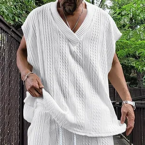 Vue détaillée d'un gilet sans manches blanc en maille torsadée pour homme avec col en V