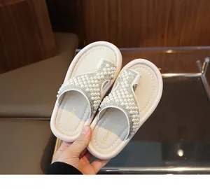 Vista detallada de sandalias para niñas con perlas elegantes y pedrería brillante
