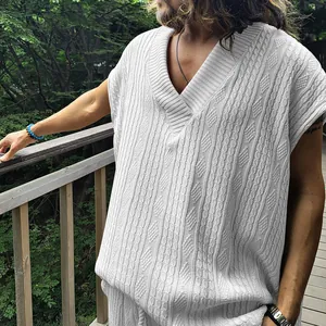 Vue détaillée d'un débardeur en tricot torsadé blanc pour homme avec col en V en plein air