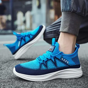 Sneakers da uomo in maglia blu traspirante con suola bianca leggera per sport attivo
