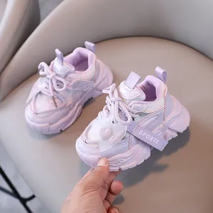 Trendige lila Mädchen-Mesh-Sneaker mit klobiger Sohle und niedlicher Herzdekoration