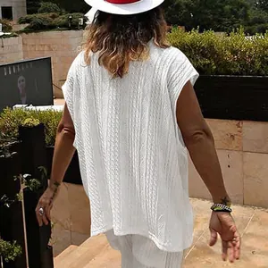 Vue arrière détaillée d'un débardeur en tricot torsadé blanc surdimensionné pour hommes