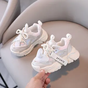 Atmungsaktive Chunky-Sneaker für Mädchen mit irisierenden Details und Herzanhänger