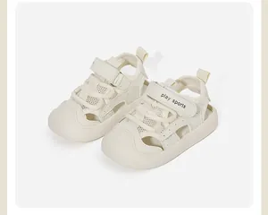 Primer plano de sandalias de niño color crema con malla y cierre de velcro