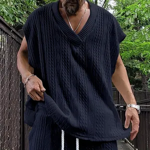 Vue détaillée du gilet en maille torsadée pour hommes avec col en V et coupe ample