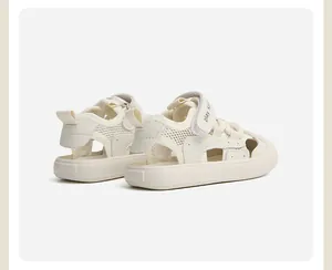 Detalle de zapatos de malla para bebés en color blanco roto con puntera cerrada