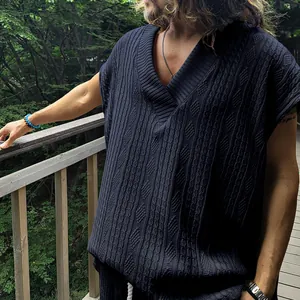 Détail d'un gilet en tricot jacquard bleu marine à col en V pour hommes en plein air