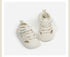 Vista superior de sandalias transpirables crema para niños pequeños con malla y velcro