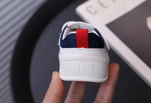 Primer plano del talón y el material de malla en el zapato blanco para bebés