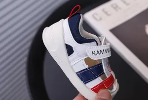 Detalle de sandalias para bebé con suela blanda y diseño de puntera cerrada segura