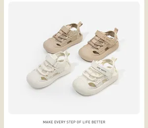 Sandalias transpirables de malla con punta cerrada para niños en beige y blanco