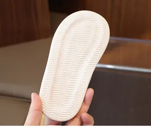 Detalle de suela de goma blanca suave antideslizante con diseño ondulado para sandalias niños