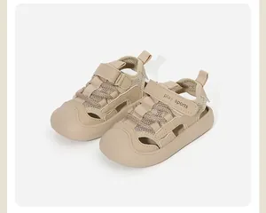 Vista detallada de sandalias beige para niños con malla transpirable y velcro