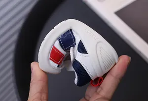 Primer plano de la suela blanda y flexible de las sandalias de verano para bebés