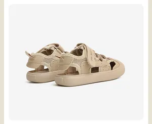 Detalle posterior de sandalias beige para niños con diseño de malla y tira de velcro