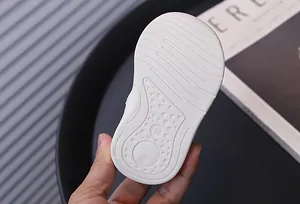 Primer plano de suela de goma blanca suave para zapatos de bebé antideslizante