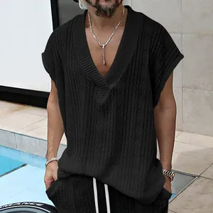 Détail du pull sans manches en tricot torsadé noir pour homme avec col en V.
