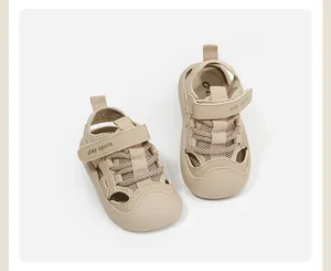 Sandalias de malla beige para niños con diseño de punta cerrada y cierre de velcro