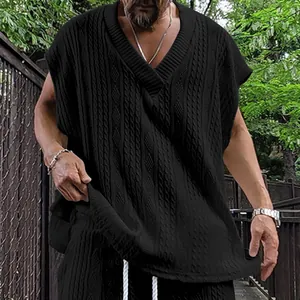 Vue détaillée d'un débardeur noir en tricot torsadé pour homme avec un col en V classique