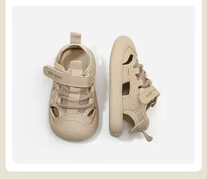 Vista detallada de sandalias beige para bebés con malla transpirable y cierre velcro