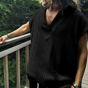 Détail d'un pull sans manches noir pour homme avec col en V et maille torsadée