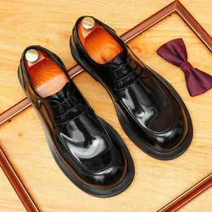Elegant men's black round-toe leather Derby shoes in a classic English performance style