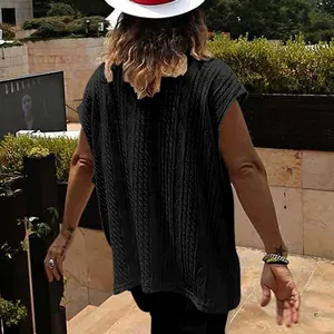 Vue arrière détaillée d'un débardeur en maille torsadée noire oversize col en V pour homme