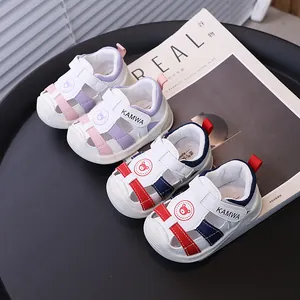 Sandalias cerradas transpirables para bebé con suelas blandas para los primeros pasos.