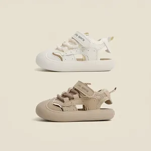 Sandalias de marcha transpirables de malla para bebés en colores blanco roto y beige suave