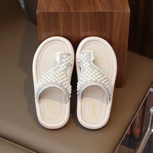 Elegantes sandalias de perlas crema para niñas con suela blanda y detalles de diamantes brillantes.