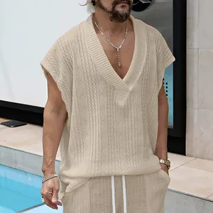 Détail d'un gilet beige pour hommes en tricot torsadé à col en V sans manches décontracté