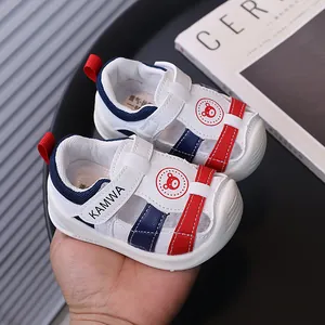 Sandalias de suela blanda para bebés con punta cerrada y logo de oso en blanco y azul.