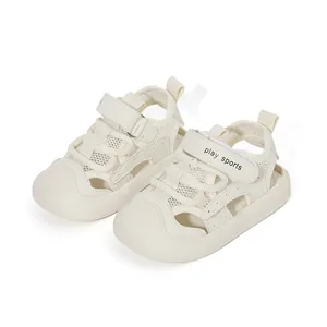 Sandalias de verano cerradas y transpirables para niños en malla crema con velcro