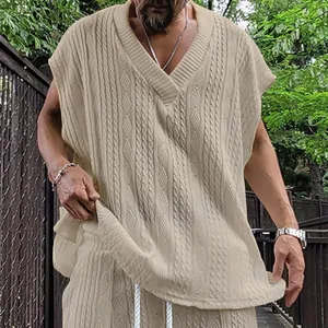 Détail d'un pull sans manches en maille torsadée beige pour homme avec col en V