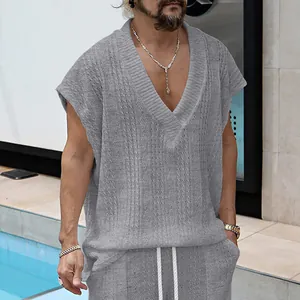 Gros plan sur la maille jacquard texturée de ce haut gris sans manches à col en V pour hommes