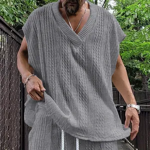 Détail d'un gilet tricoté sans manches gris pour homme avec col en V et torsades