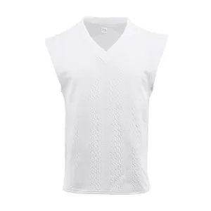 Détail macro du gilet en tricot blanc sans manches à col en V avec motif jacquard