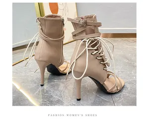 Dettaglio stivaletti sandalo beige stringati con tacco a spillo e punta aperta