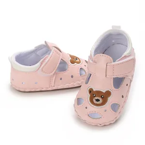 Detalles de sandalias rosas para bebé con un lindo oso y diseño hueco transpirable