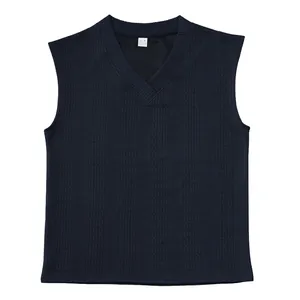 Détail du gilet en tricot à col en V bleu marine montrant la texture et les côtes.