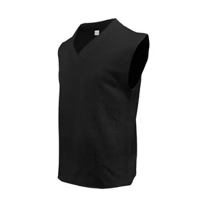 Détail d'un gilet tricoté pour hommes avec col en V et motif torsadé en noir élégant