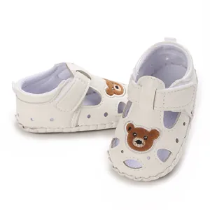Sandalias de bebé con bordado de oso en cuero PU blanco, diseño calado y transpirable.