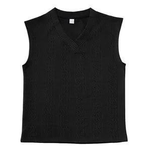 Vue détaillée d'un gilet sans manches noir à col en V avec tricot torsadé chic.