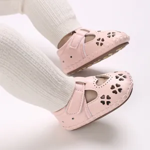 Detailopname van roze baby-wandelsandalen met hartvormige uitsnijdingen en rubberen zool