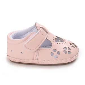 Seitenansicht rosa Baby-Lauflernschuh mit atmungsaktivem Herzmuster und PU-Material