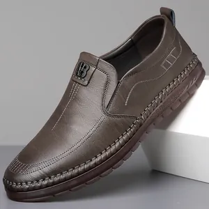 Comfortabele bruine leren herenloafers met handgestikte details en instapontwerp